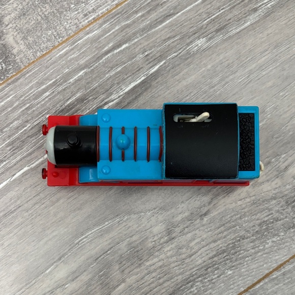 Motorized Trackmaster Thomas - Not Working - Picture 5 of 9